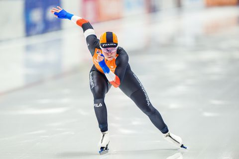 Kleerscheuren na flinke valpartij voor Nederlandse schaatsster: 'Gelukkig filmden ze niet de achterkant'