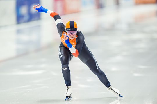 Kleerscheuren na flinke valpartij voor Nederlandse schaatsster: 'Gelukkig filmden ze niet de achterkant'