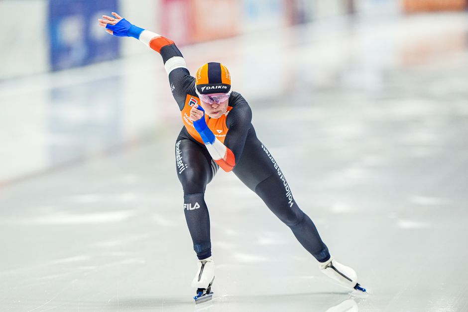 Kleerscheuren na flinke valpartij voor Nederlandse schaatsster: 'Gelukkig filmden ze niet de achterkant'