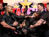 Chris Eubank jr. en Conor Benn tijdens de bizarre face-off.

© GettyImages