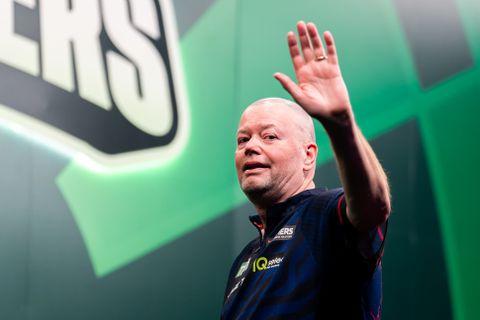Exit oud-winnaar Raymond van Barneveld na waardeloze partij op UK Open, Michael van Gerwen wel door