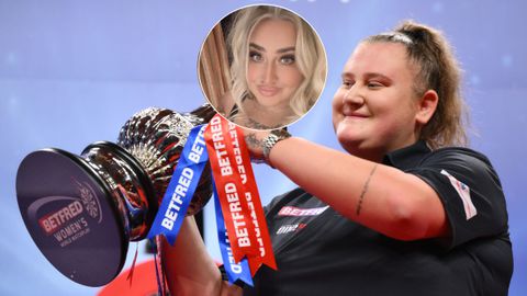 Zus van topdartster doet boekje open over verspreiden van blootfoto: 'Mentaal en emotioneel onder geleden'