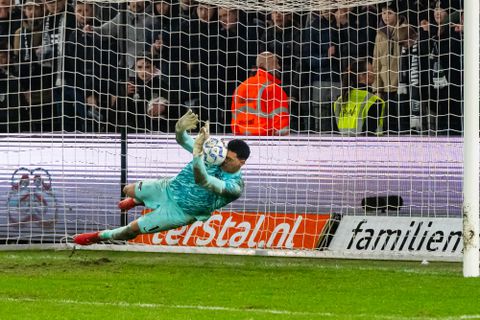 Bekerfinalist AZ traint regelmatig op penalty's: 'Dan krijg ik er wel dertig op me afgeschoten'