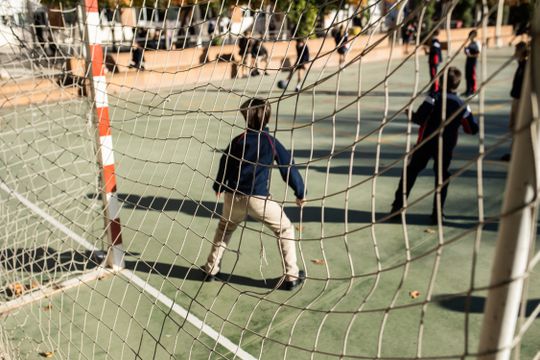 Bizarre blessure: kind van voetballer bijt scheidsrechter in zeer gevoelig lichaamsdeel