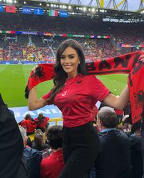 Populaire tv-presentatrice steelt show tijdens Internazionale - FC Barcelona: 'Ik ben sprakeloos'