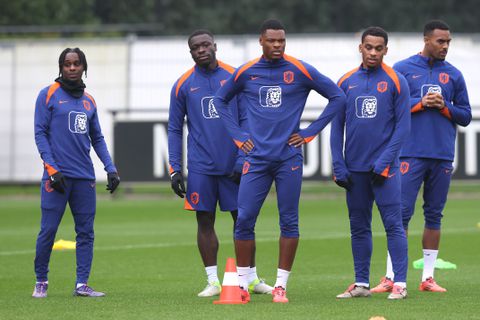 Ajax-spits Brian Brobbey lacht om 'altijd bellende' collega: 'Hij bemoeit zich wel heel veel met me'