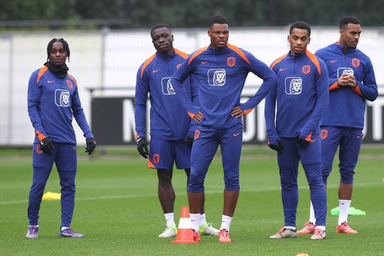 Ajax-spits Brian Brobbey lacht om 'altijd bellende' collega: 'Hij bemoeit zich wel heel veel met me'