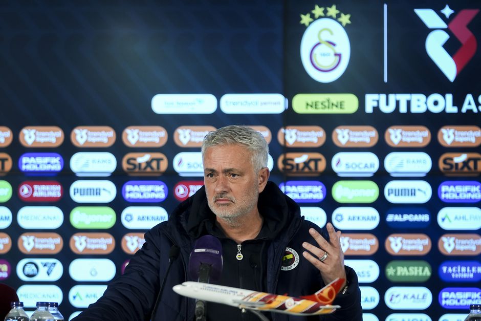 Fenerbahçe slaat na boete voor José Mourinho terug en eist vernederende straf voor Galatasaray