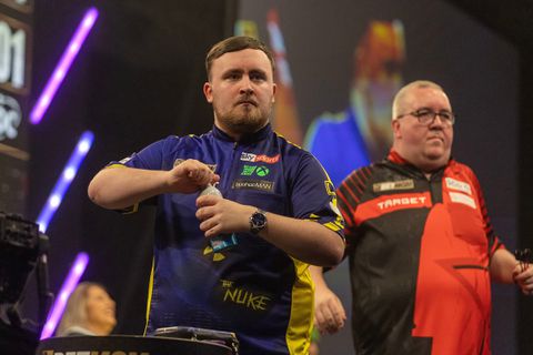 Luke Littler schrikt zich rot van incident met zijn moeder tijdens Premier League Darts, fan over de schreef
