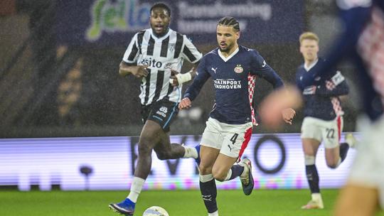 Zéér opmerkelijke reden voor wissel van PSV'er: 'Hij zat op zijn knietjes boven de wc'