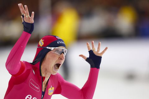 Tussenstand NK sprint vrouwen | Suzanne Schulting vecht zich op sensationele wijze terug na teleurstellende Spelen