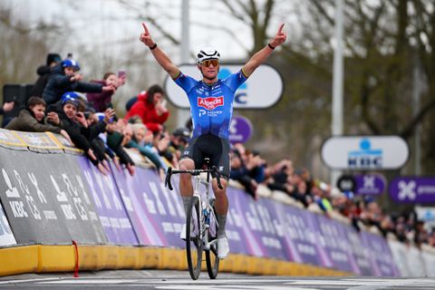 Ontketende debutant Mathieu van der Poel pakt eerste klassieker van het nieuwe jaar