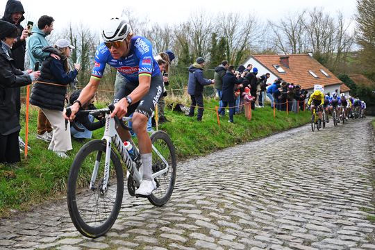 Mathieu van der Poel verontschuldigt zich na zege in de Omloop: 'Ik reed bijna over zijn hoofd heen'
