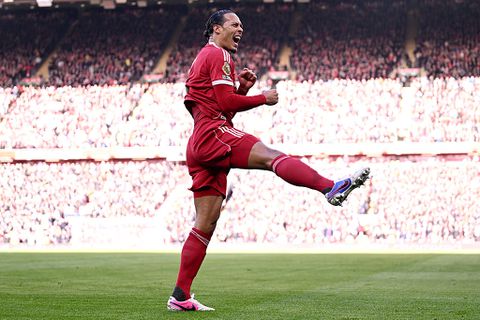 Scorende Nederlanders helpen Liverpool aan grote zege op degradatiekandidaat