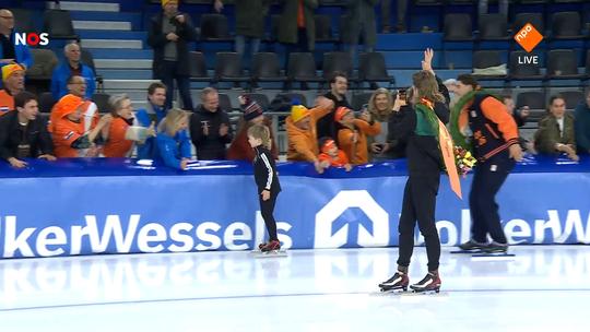 Zoontje van gouden Jorrit Bergsma (7) trekt alle aandacht in volgepakt Thialf