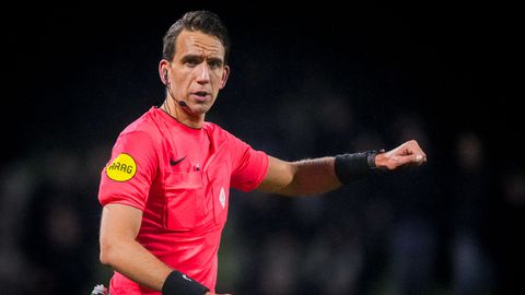 Nederlandse scheidsrechter begaat bizarre blunder: 'Ik dacht dat het een AI-filmpje was'