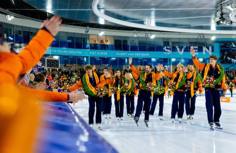 Hilarische toespraak bij huldiging olympische medaillewinnaars: 'Jutta Leerdam is de koningin van de binnenbocht'