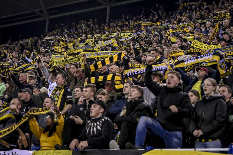 Vitesse-fans lijken zich neer te leggen bij hun lot: 'Om je club zo laag te zien, dat is heel erg heftig'