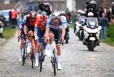 Concurrenten Mathieu van der Poel komen superlatieven te kort: 'Verslagen door een monster'