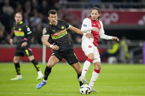 Cruciale rol voor topper tijdens PSV - Ajax: 'Hij moet met tranen in de ogen hebben gestaan'