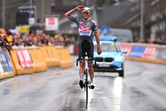 Ontketende Mathieu van der Poel overleeft chaotische start en wint 'Ronde van Vlaanderen-light'