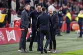 Francesco Farioli tegenover de lachende Peter Bosz in het onderlinge duel tussen PSV en Ajax. ©Pro Shots.