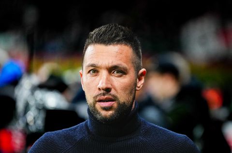 Lachende Ajax-trainer Francesco Farioli doet geheimzinnig richting kraker met PSV