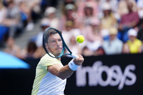 Tennisser geeft umpire een duw en krijgt nog zijn zin ook: 'Je bent zo slecht!'