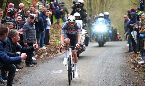 Walgelijke beelden: 'fan' bespuugt Mathieu van der Poel tijdens E3 Saxo Classic