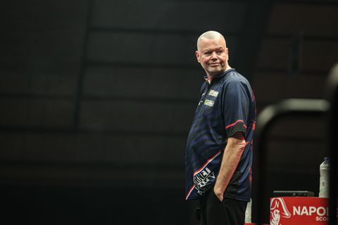 Dartsicoon Raymond van Barneveld (58) krijgt onverwacht cadeau van Luke Littler in roerige tijden