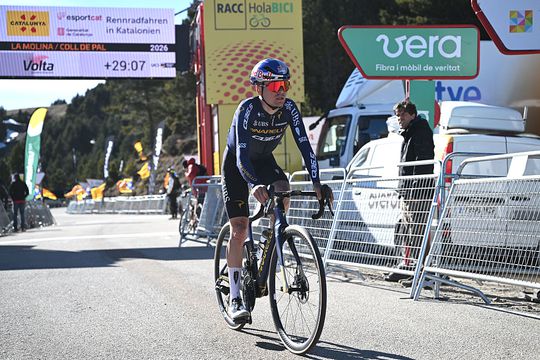 Britse topwielrenner Tom Pidcock (26) na bizarre valpartij tóch flink gehavend: 'Heb een leven verloren'