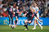 Jackie Groenen (PSG) wordt achtervolgd door Daniëlle van de Donk (Lyon) / Getty Images