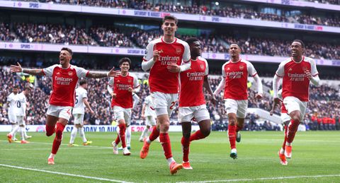 Arsenal houdt nipt stand tegen aartsrivaal Tottenham Hotspur en behoudt koppositie Premier League