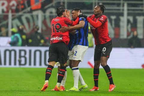 Denzel Dumfries gooit tijdens titelparade olie op het vuur na ruzie met Theo Hernandez