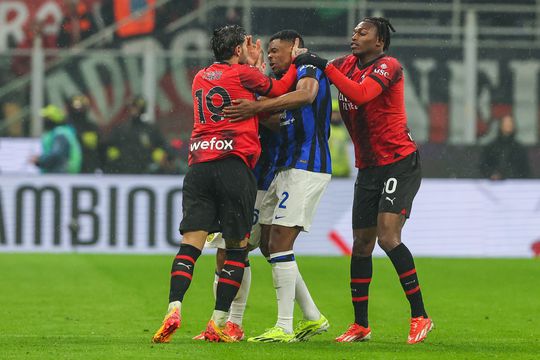 Denzel Dumfries gooit tijdens titelparade olie op het vuur na ruzie met Theo Hernandez