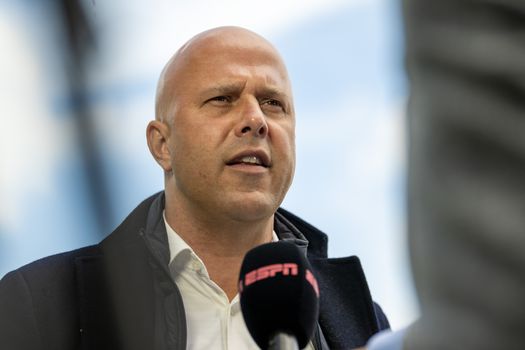 Verbazing over 'lachwekkende' transfersom Arne Slot: 'Hij kost net zoveel als een matige linksback van Ajax'