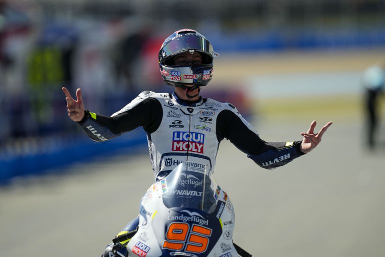 Collin Veijer pakt na bloedstollende finish tweede Moto3-zege in Spanje