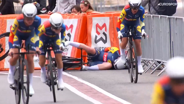 Met video: Ellen van Dijk naar ziekenhuis na valpartij in ploegentijdrit Vuelta Femenina