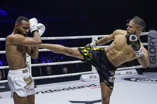 Glory 91 | Chico Kwasi uit Purmerend trapt titelhouder Endy Semeleer knock-out: 'Nu ga ik biertjes drinken'