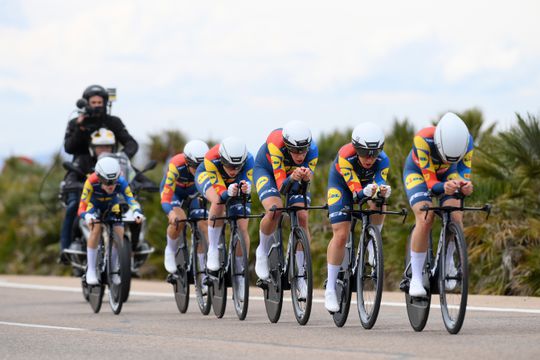 Lidl-Trek wint ondanks val Ellen van Dijk openingsploegentijdrit Vuelta met miniem verschil