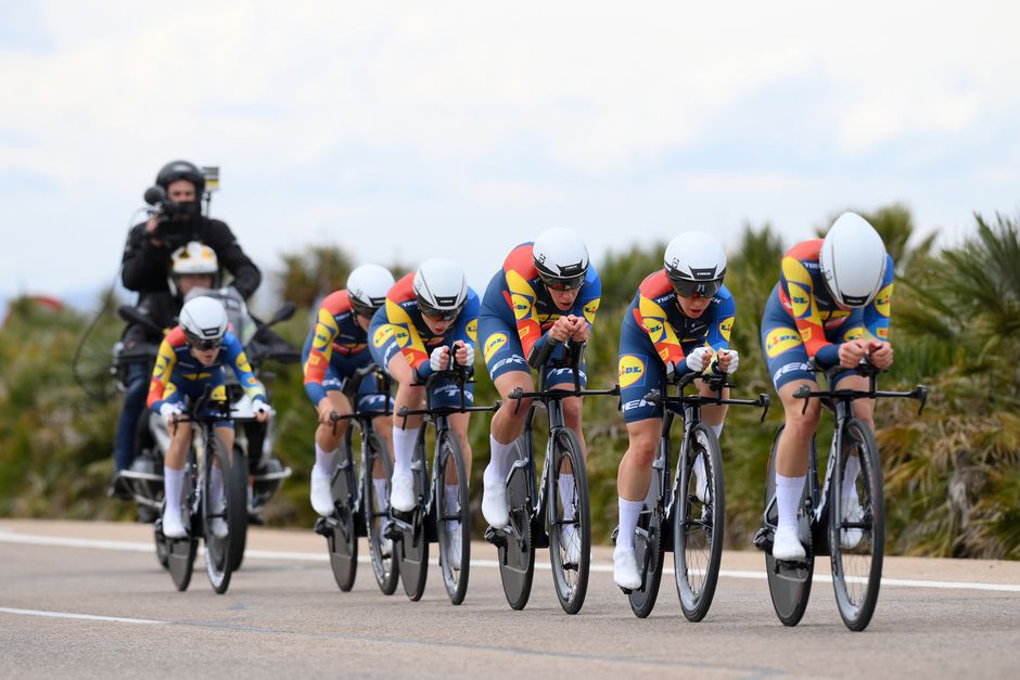 Lidl-Trek wint ondanks val Ellen van Dijk openingsploegentijdrit Vuelta met miniem verschil