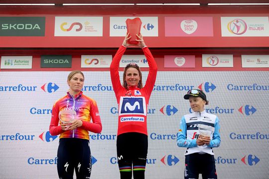 Vuelta voor vrouwen introduceert plaszones na incident tussen Demi Vollering en Annemiek van Vleuten vorig jaar