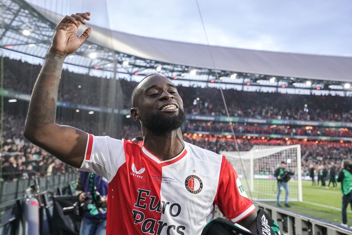 Volgt Lutsharel Geertruida het voorbeeld van Arne Slot? Feyenoorder woont duel Liverpool bij