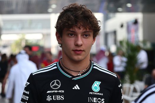 Piepjonge F1-coureur (18) hoorde op opmerkelijke wijze dat hij Lewis Hamilton moest opvolgen bij Mercedes