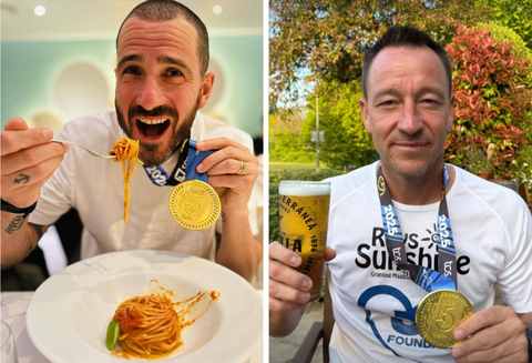 Spaghetti en bier: voetballegendes vieren uitlopen marathon Londen op iconische wijze