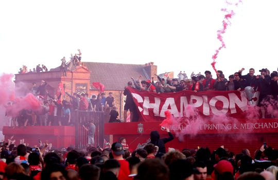 Zéér bijzondere taferelen in Liverpool na kampioensduel: 'Arne Slot en spelers konden stadion niet uit'