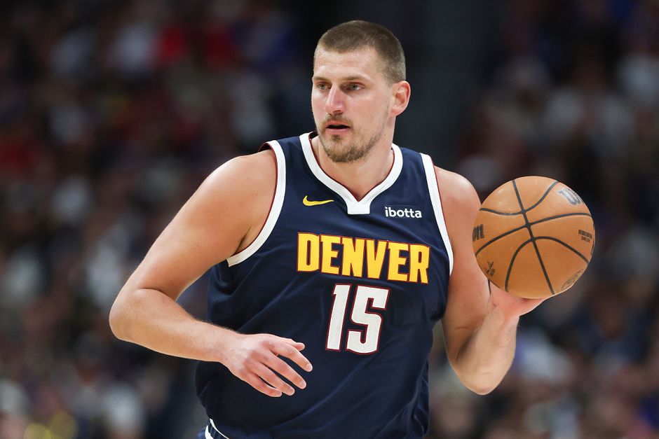 Hoe een verborgen basketbaltalent de NBA op zijn kop zette en de beste ter wereld werd