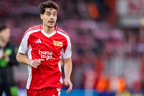 Duitse voetbalfans in shock na heftig incident: trillende speler afgevoerd naar het ziekenhuis