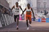 De Nederlandse topatleet Abdi Nageeye (rechts) kwam als vierde over de streep tijdens de marathon van Londen. ©AP