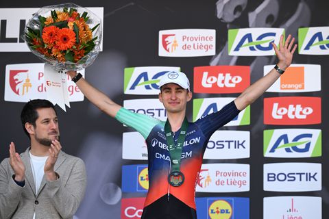 Wielersensatie Paul Seixas (19) passeert Mathieu van der Poel na indrukwekkend duel met Tadej Pogacar